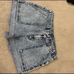 ACID WASH MOM JEAN SHORTS